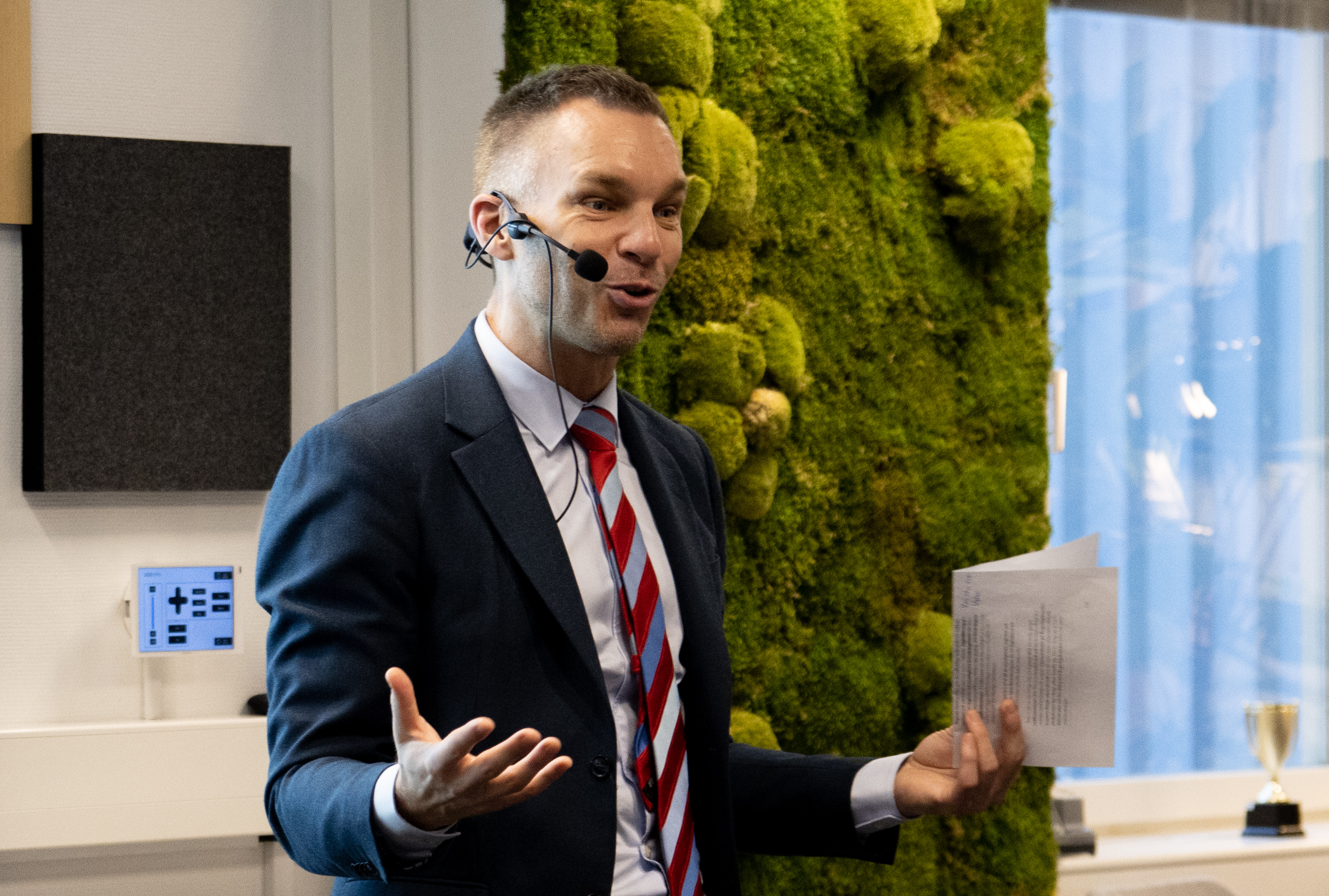 Civilminister Erik Slottner talar till medarbetare på Digg